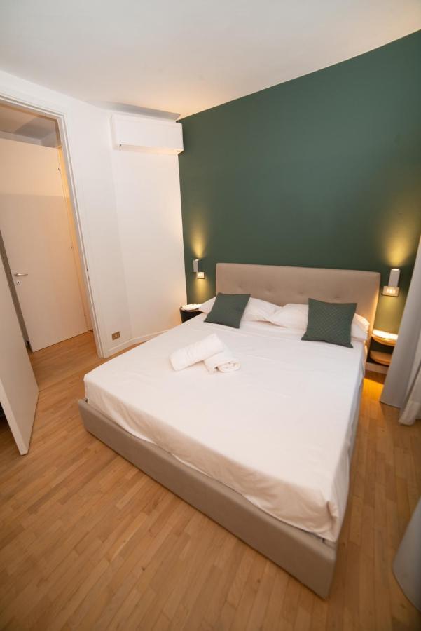 Little Marina Apartment Малграте Екстериор снимка